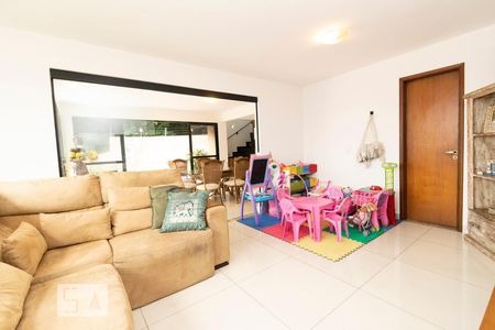 Sala de TV de casa de condomínio à venda com 3 quartos, 200m² em São Francisco, Niterói