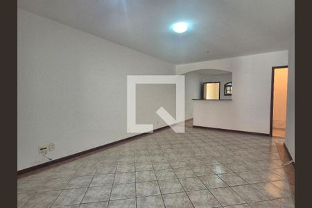 Sala de casa de condomínio para alugar com 2 quartos, 140m² em Barra da Tijuca, Rio de Janeiro