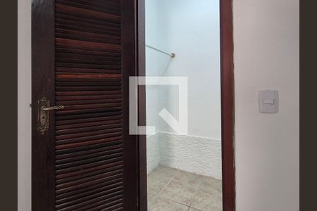 Closet da suíte 1 de casa de condomínio para alugar com 2 quartos, 140m² em Barra da Tijuca, Rio de Janeiro