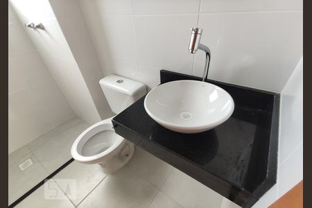 Banheiro de apartamento à venda com 2 quartos, 47m² em Canudos, Novo Hamburgo