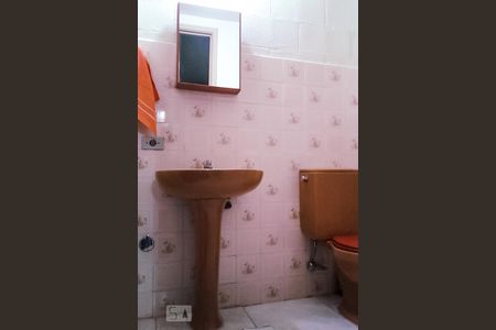 Banheiro de kitnet/studio à venda com 1 quarto, 43m² em Santana, Porto Alegre