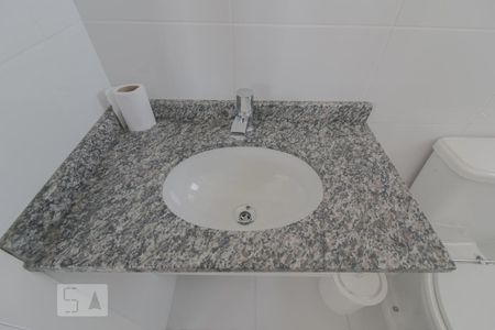 Banheiro de apartamento para alugar com 1 quarto, 39m² em Cidade Industrial, Curitiba