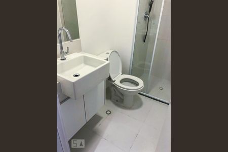 Banheiro de kitnet/studio para alugar com 1 quarto, 39m² em Liberdade, São Paulo