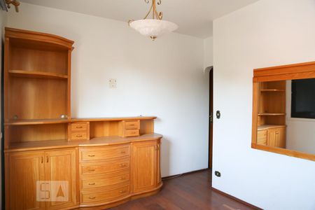 Suíte  de apartamento à venda com 3 quartos, 180m² em Vila Alexandria, São Paulo