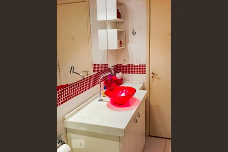 Banheiro de apartamento à venda com 1 quarto, 49m² em Teresópolis, Porto Alegre
