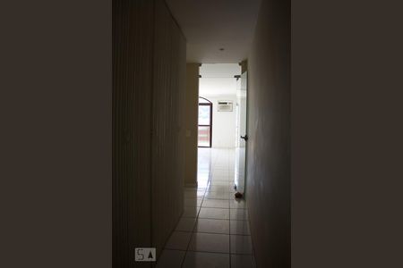 Corredor de apartamento à venda com 3 quartos, 275m² em Barra da Tijuca, Rio de Janeiro