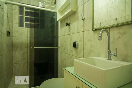 Banheiro de apartamento para alugar com 1 quarto, 50m² em Vila Ipiranga, Porto Alegre