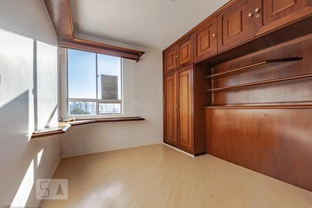 Quarto 2 suíte de apartamento para alugar com 3 quartos, 78m² em Cristo Rei, Curitiba