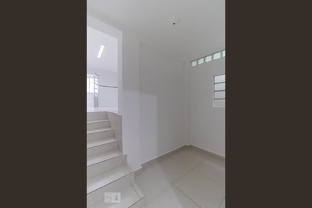 Corredor de casa para alugar com 2 quartos, 140m² em Vila Ré, São Paulo