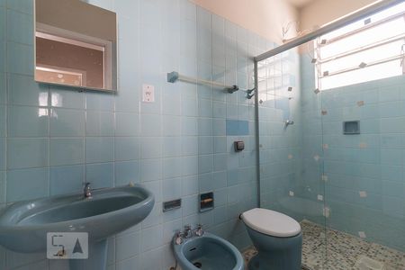 Banheiro de apartamento à venda com 2 quartos, 68m² em Rio Branco, Porto Alegre