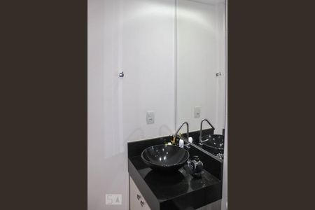 Banheiro do Corredor de apartamento para alugar com 2 quartos, 69m² em Jardim Tupanci, Barueri