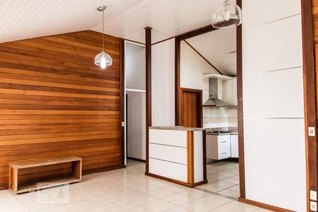 Casa de condomínio para alugar com 360m², 3 quartos e 1 vagaSala