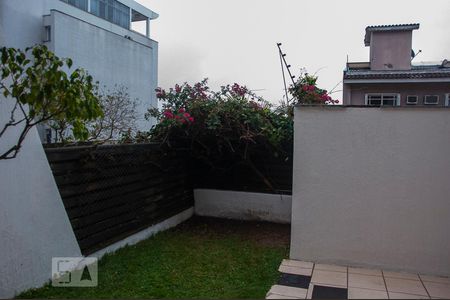 Pátio fundos de casa de condomínio para alugar com 4 quartos, 300m² em Santa Tereza, Porto Alegre