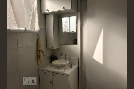 Banheiro de apartamento à venda com 1 quarto, 42m² em Mato Grande, Canoas