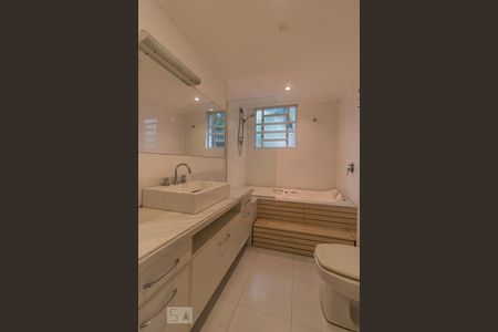 Banheiro de apartamento à venda com 3 quartos, 120m² em Moinhos de Vento, Porto Alegre