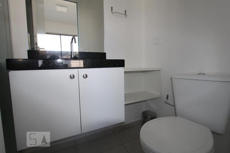 Banheiro de kitnet/studio para alugar com 1 quarto, 21m² em Centro, Curitiba