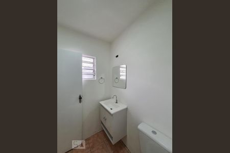 Banheiro  de casa para alugar com 2 quartos, 65m² em Vila Firmiano Pinto, São Paulo