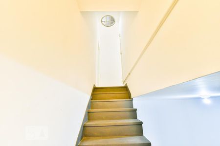 Escada de casa para alugar com 3 quartos, 167m² em Pinheiros, São Paulo