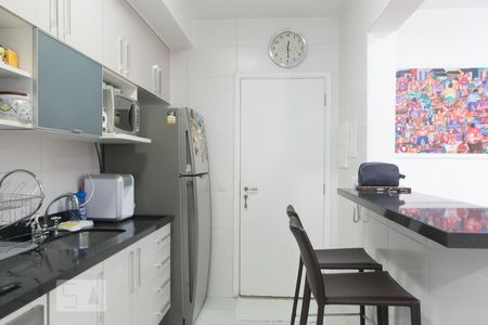 Cozinha de apartamento à venda com 2 quartos, 79m² em Empresarial 18 do Forte, Barueri