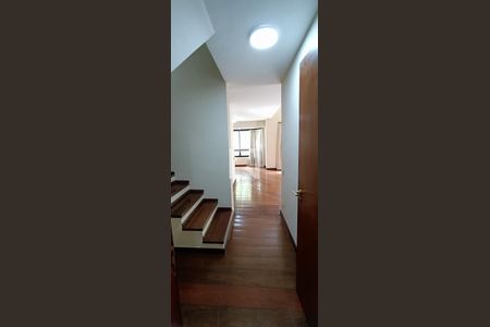 Apartamento para alugar com 185m², 3 quartos e 3 vagas Apartamento para alugar com 185m², 3 quartos e 3 vagasEscada