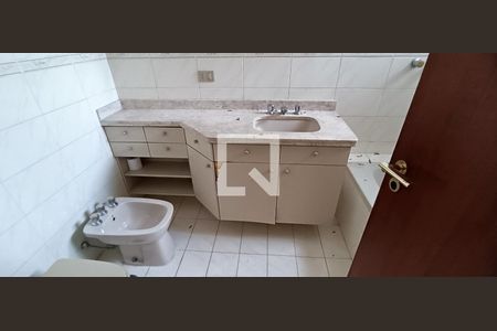 Apartamento para alugar com 185m², 3 quartos e 3 vagas Apartamento para alugar com 185m², 3 quartos e 3 vagasBanheiro da Suíte 1