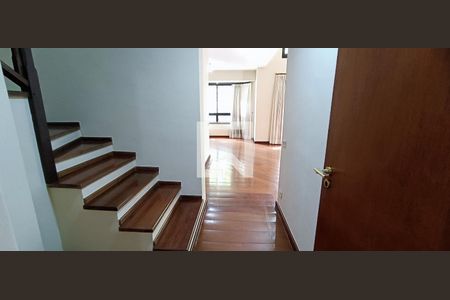 Apartamento para alugar com 185m², 3 quartos e 3 vagas Apartamento para alugar com 185m², 3 quartos e 3 vagasEscada