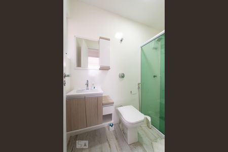 Banheiro de apartamento para alugar com 2 quartos, 45m² em Coqueiros, Florianópolis