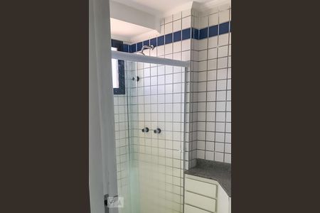 Banheiro da suíte de apartamento para alugar com 1 quarto, 45m² em Cambuí, Campinas