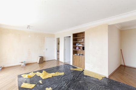 Sala (O imóvel estava sendo pintado no momento da foto) de apartamento para alugar com 3 quartos, 118m² em Planalto Paulista, São Paulo