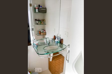 Banheiro de apartamento à venda com 2 quartos, 53m² em Centro, Osasco