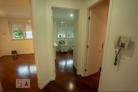 Corredor de apartamento para alugar com 3 quartos, 101m² em Cabral, Curitiba