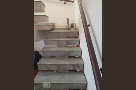 Escada de casa à venda com 4 quartos, 192m² em Vila Firmiano Pinto, São Paulo