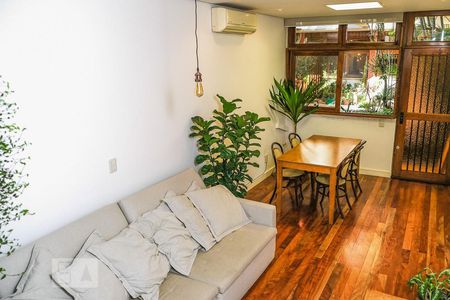 Sala de apartamento à venda com 1 quarto, 77m² em Rio Branco, Porto Alegre
