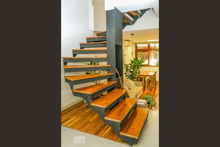 Escada de apartamento à venda com 1 quarto, 77m² em Rio Branco, Porto Alegre