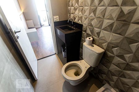 Banheiro de kitnet/studio para alugar com 1 quarto, 29m² em Centro, São Paulo