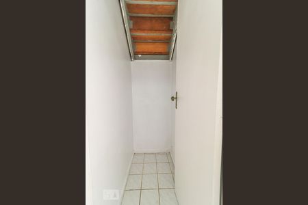 Armário embaixo da Escada de casa de condomínio para alugar com 2 quartos, 65m² em Pechincha, Rio de Janeiro