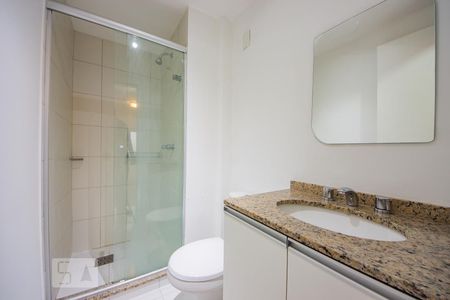 Banheiro  de apartamento à venda com 1 quarto, 65m² em São Geraldo, Porto Alegre
