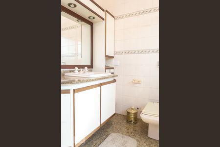 Banheiro de casa à venda com 4 quartos, 240m² em Jardim dos Prados, São Paulo