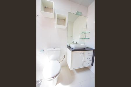 Banheiro  de kitnet/studio para alugar com 1 quarto, 32m² em Passo da Areia, Porto Alegre