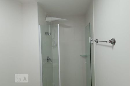 Banheiro de kitnet/studio para alugar com 1 quarto, 28m² em Liberdade, São Paulo