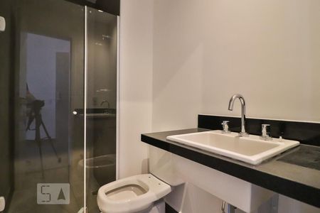 Banheiro de kitnet/studio para alugar com 1 quarto, 31m² em Pinheiros, São Paulo