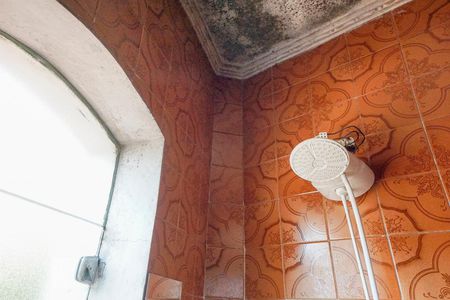 Detalhe banheiro social de casa à venda com 3 quartos, 170m² em Jardim Avelino, São Paulo