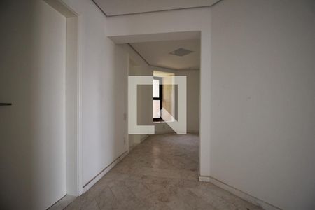Corredor de apartamento para alugar com 3 quartos, 244m² em Vila Suzana, São Paulo