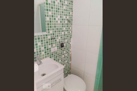 Banheiro de kitnet/studio para alugar com 1 quarto, 25m² em Centro Cívico, Curitiba