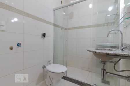 Banheiro de kitnet/studio para alugar com 1 quarto, 25m² em Copacabana, Rio de Janeiro