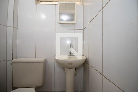 Banheiro  de kitnet/studio para alugar com 1 quarto, 26m² em Núcleo Bandeirante, Brasília