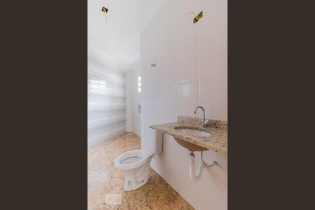 Banheiro de casa de condomínio para alugar com 1 quarto, 47m² em Vila Euthalia, São Paulo