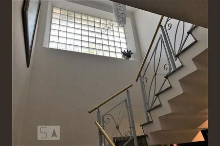 Escada de casa para alugar com 4 quartos, 342m² em Jardim da Saúde, São Paulo