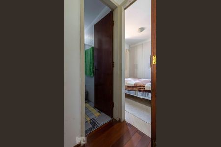 Acesso Banheiro e Quarto de apartamento para alugar com 2 quartos, 75m² em Vila Marieta, São Paulo