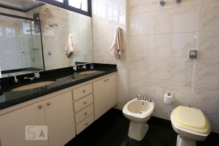 Banheiro da Suite 1 de apartamento para alugar com 4 quartos, 140m² em Vila Suzana, São Paulo